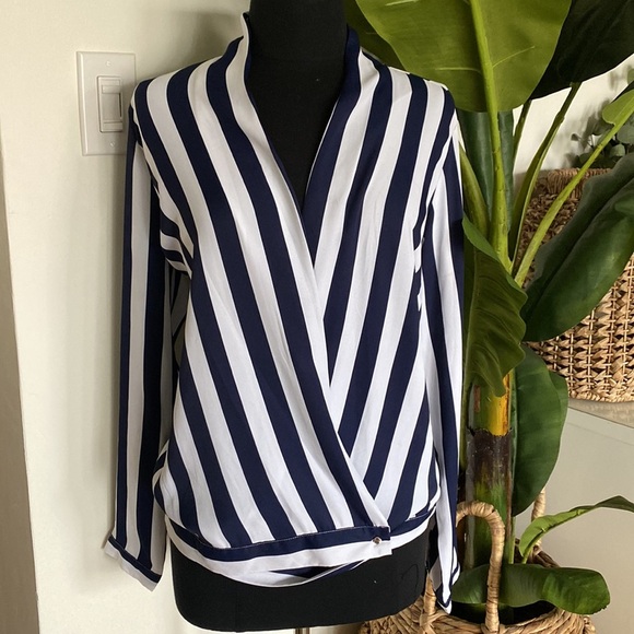 EUC Mohito Deep V-neck Plunge Blouse - Picture 3 of 5